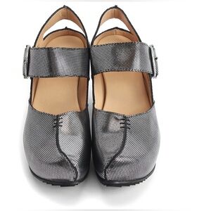 Preowned John Fluevog Prepare Guide Platform Mary Janes in Silver Size 9